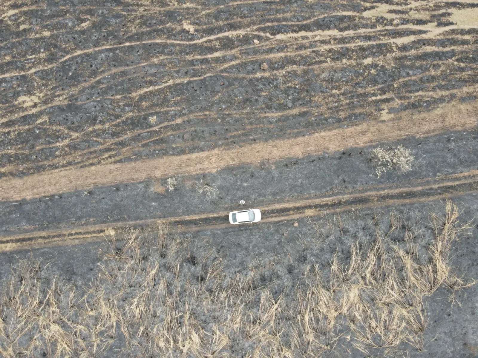 Veículo de campo em área de monitoramento ambiental vista de drone